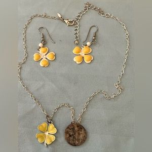 💝Vintage Avon earrings and necklace set